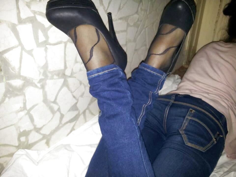 Chica amateur muestra sus pies y tacones de nylon
 #39891394