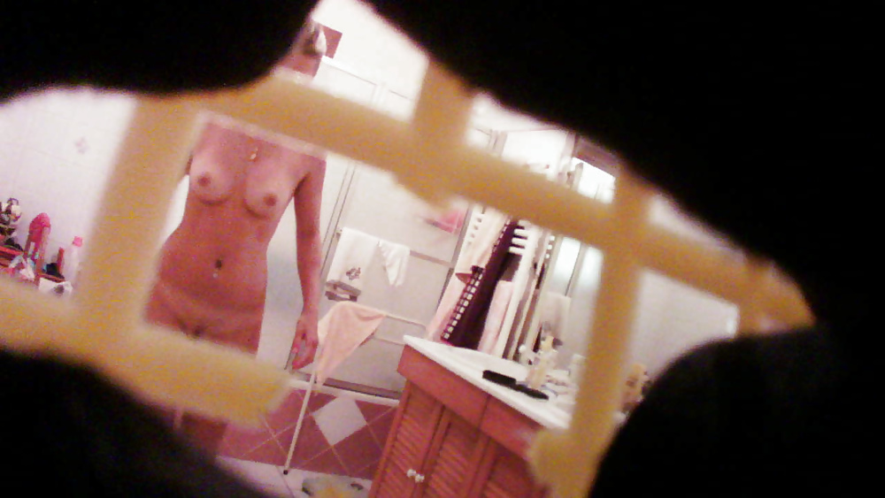 Hidden Cam - Teenager Im Badezimmer #33106261