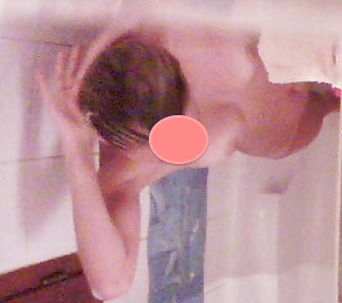 Cam nascosta - giovane in bagno
 #33106353