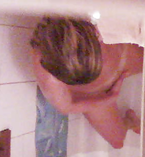 Cam nascosta - giovane in bagno
 #33106362