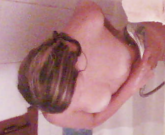 Cam nascosta - giovane in bagno
 #33106365