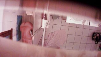 Junge Mitbewohnerin Nackt auf Versteckte Kamera im Badezimme