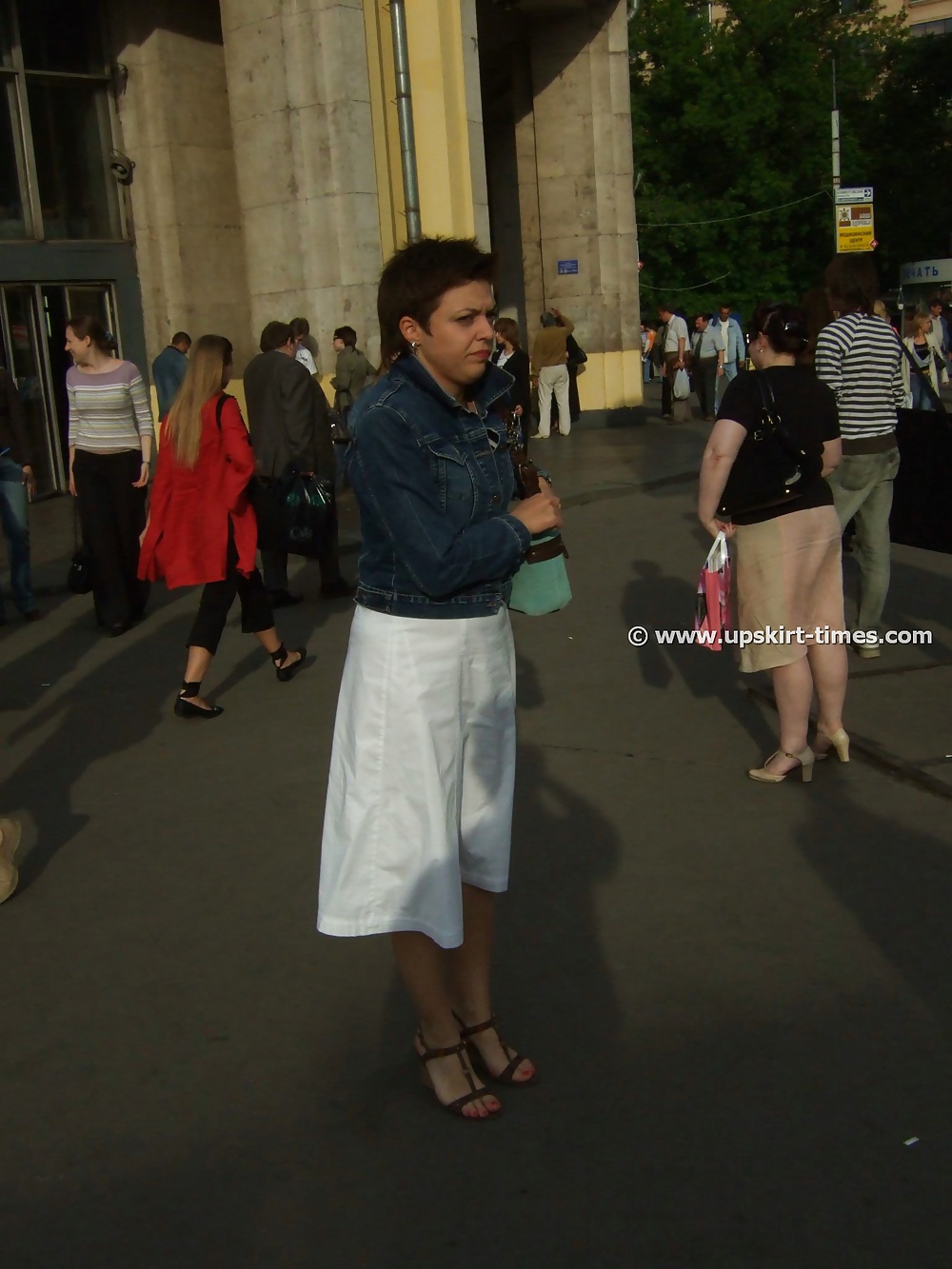 Brunette In Einem Langen Weißen Rock #34367581