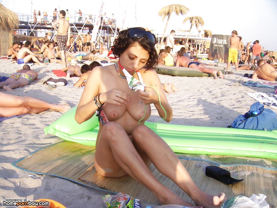 Ragazze in topless sulla spiaggia
 #35514809