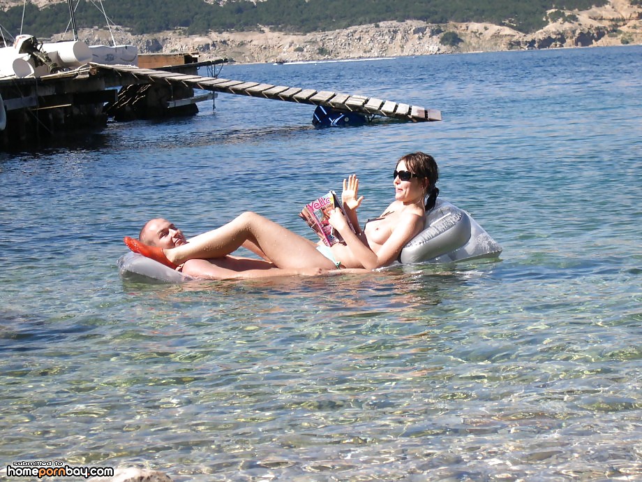 Ragazze in topless sulla spiaggia
 #35514815