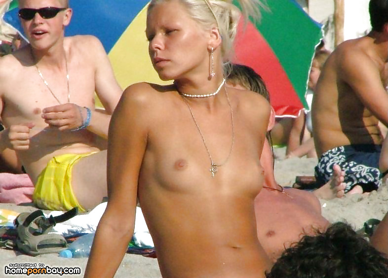 Chicas en topless en la playa
 #35514827