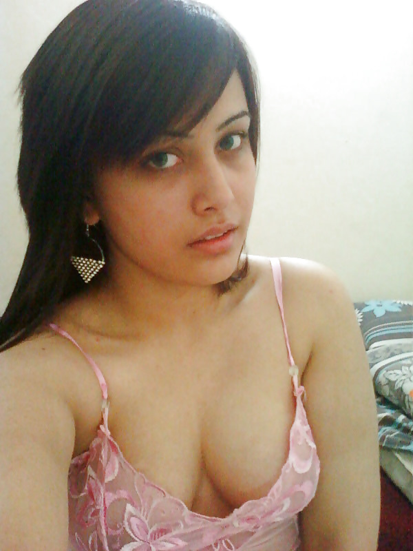 Bella ragazza araba indiana in selfie carino
 #31451753