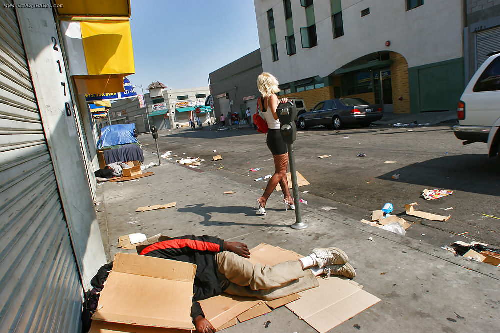 Prostituta di strada. la bionda spazzatura offre il suo corpo
 #40457629