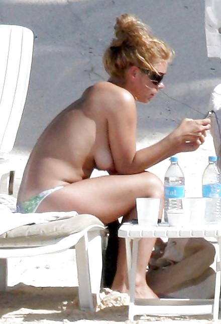 Billie piper fotos en bikini topless
 #24146973