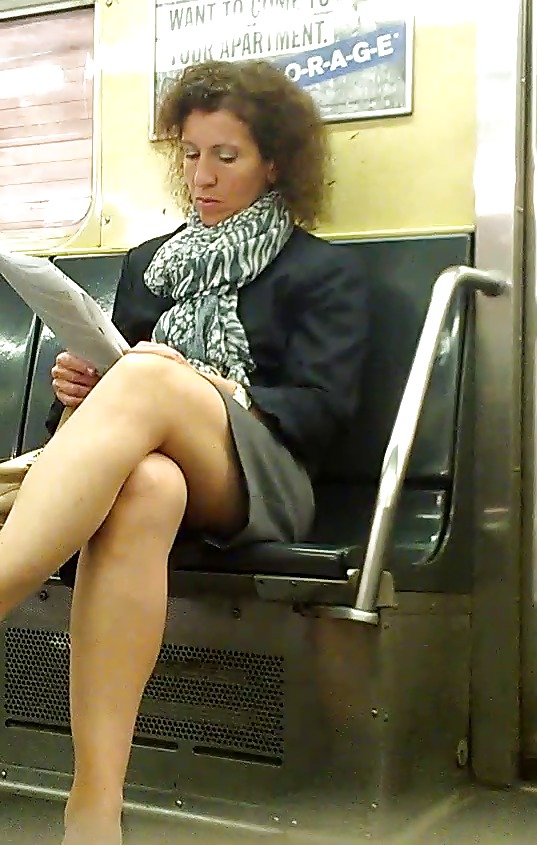 New York Subway Mädchen Sexymature Beine Und Schenkel #36960346