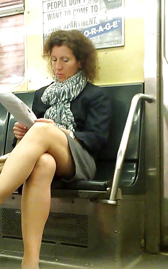 New York Subway Mädchen Sexymature Beine Und Schenkel #36960362