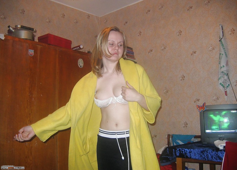 Ragazza amatoriale russa nuda a casa
 #22919124