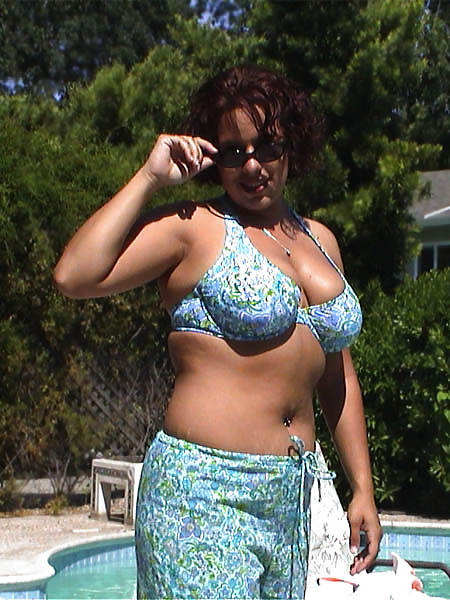 Buxom brunetta amatoriale in piscina
 #36219612