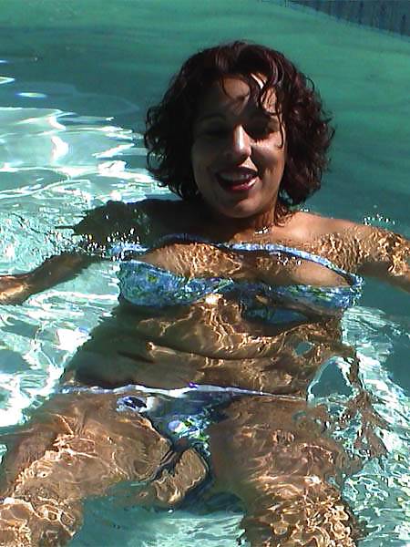Buxom brunetta amatoriale in piscina
 #36219630