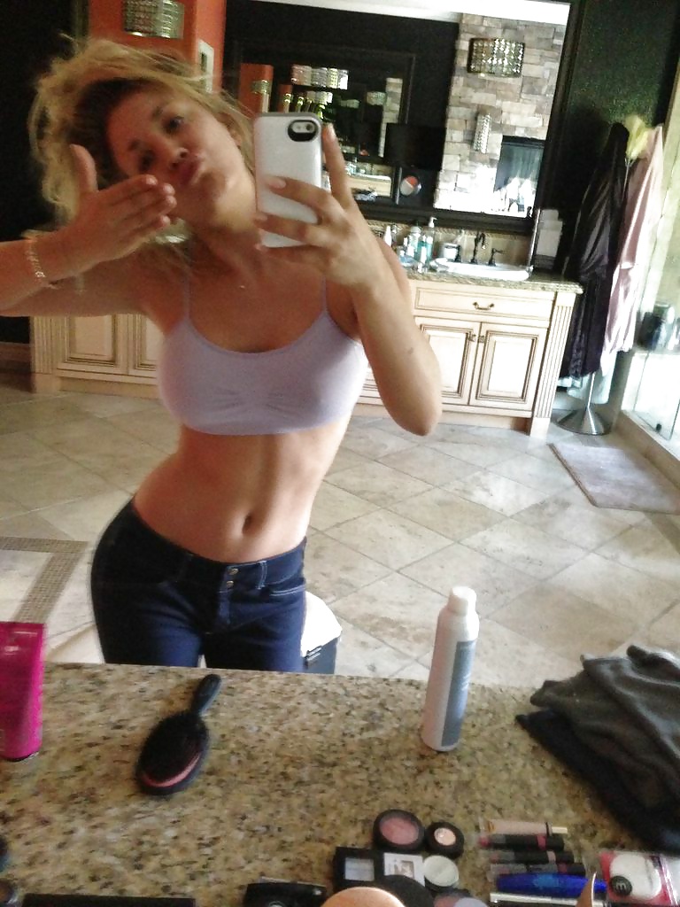 Nude selfies Kaley Cuoco - Penny Big Bang Theory #31599289