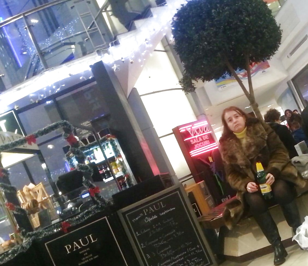 Spy drink women in mall romanian-betiva dupa bere #39172048