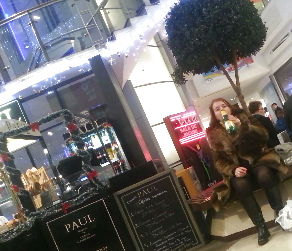 Rumänischen Spion-drink Drunks Frauen Im Mall Nach Bier #39172067