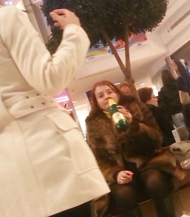 Rumänischen Spion-drink Drunks Frauen Im Mall Nach Bier #39172091