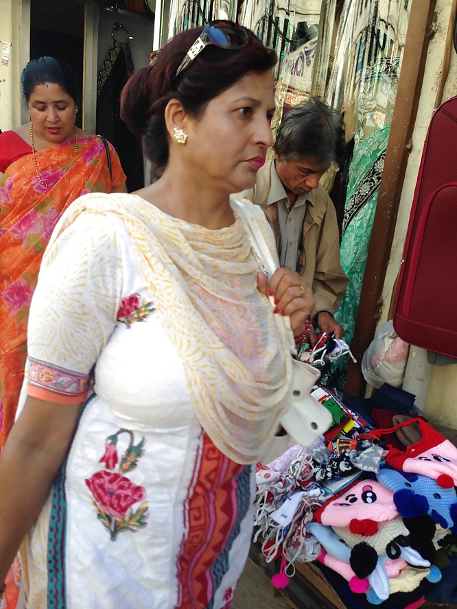 市場にいる巨乳のネパール人ママ
 #40436617