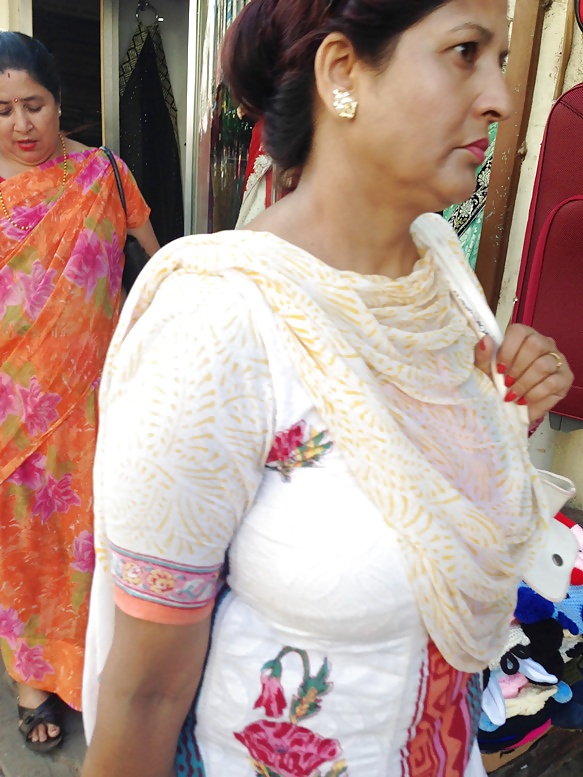 市場にいる巨乳のネパール人ママ
 #40436633