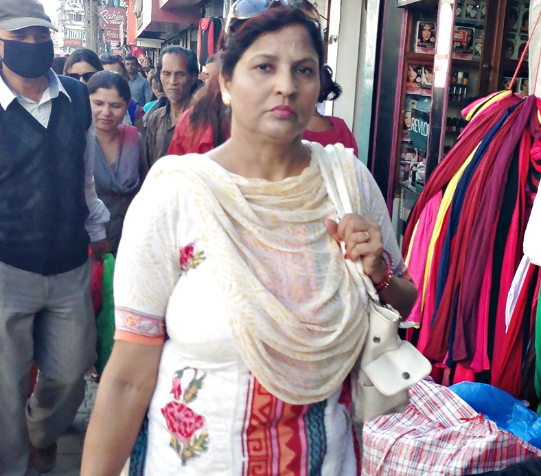 Nepali Mutter Mit Riesigen Titten In Markt #40436642