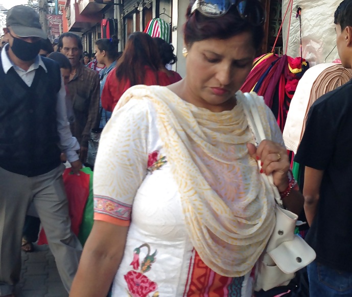 市場にいる巨乳のネパール人ママ
 #40436655