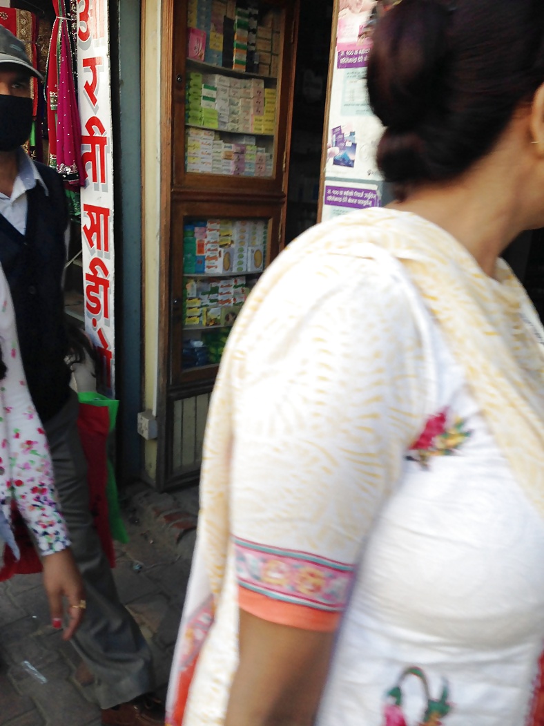 市場にいる巨乳のネパール人ママ
 #40436667