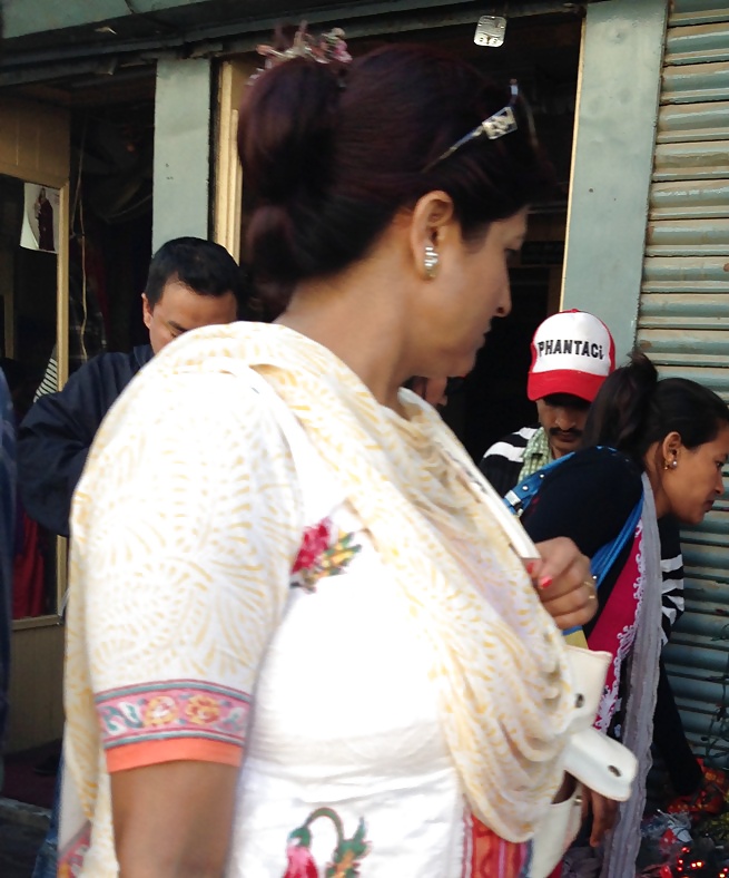 Nepali Mutter Mit Riesigen Titten In Markt #40436675