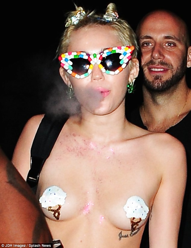 Miley cyrus topless en público
 #32701856