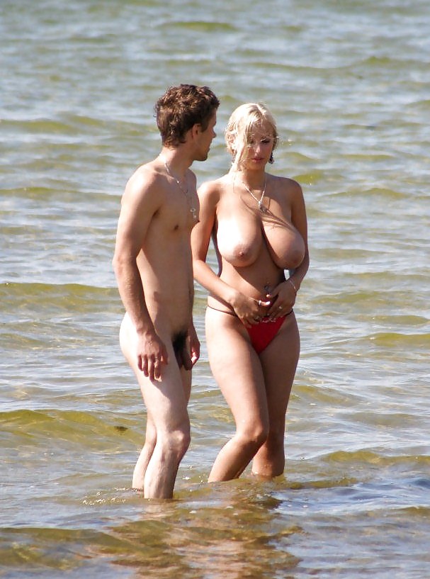 Bella giornata in spiaggia 26 -topless- di voyeur troc
 #37950563