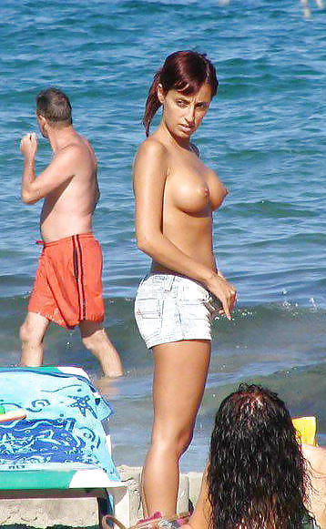 Hermoso día en la playa 26 -topless- by voyeur troc
 #37950575