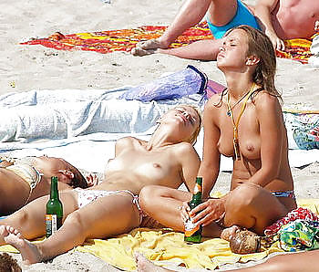 Bella giornata in spiaggia 26 -topless- di voyeur troc
 #37950610