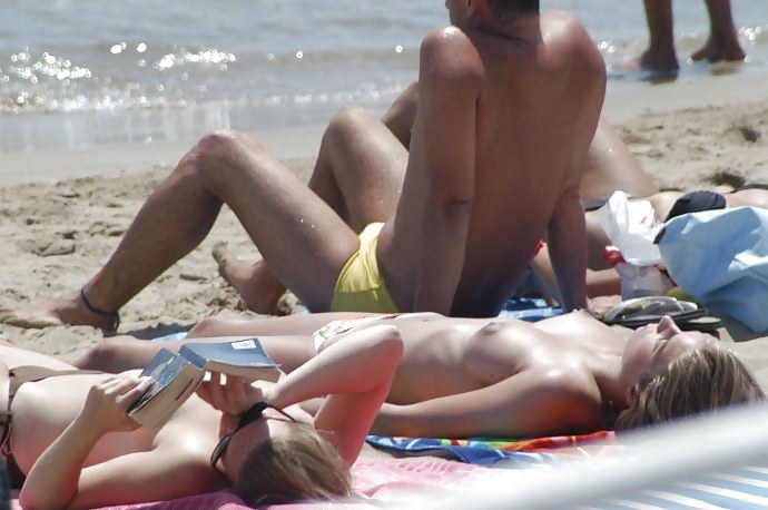 Bella giornata in spiaggia 26 -topless- di voyeur troc
 #37950668