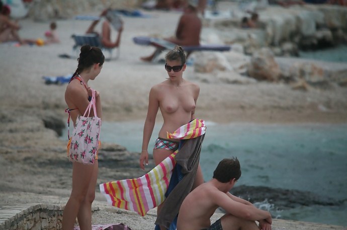 Hermoso día en la playa 26 -topless- by voyeur troc
 #37950681
