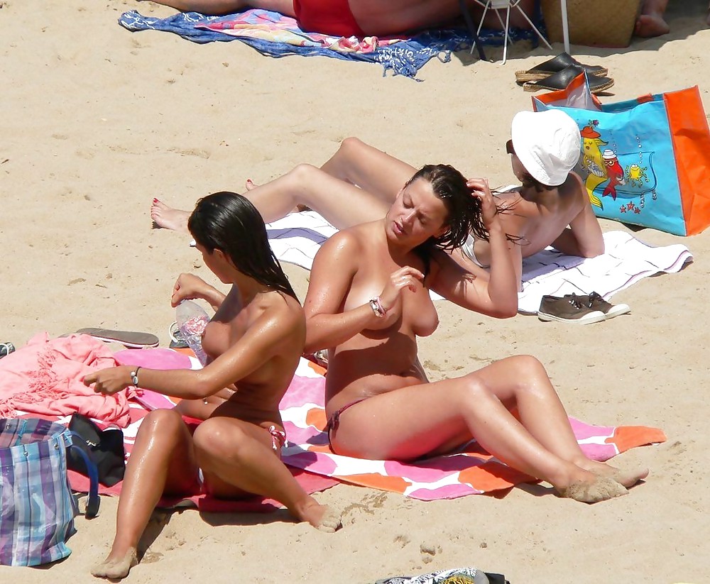 Bella giornata in spiaggia 26 -topless- di voyeur troc
 #37950685
