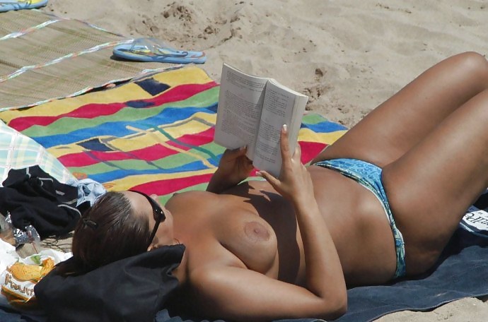 Bella giornata in spiaggia 26 -topless- di voyeur troc
 #37950730