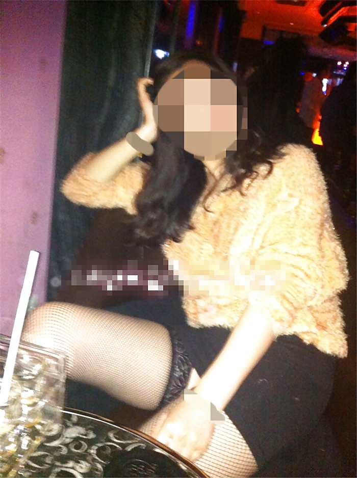 アジア人妻がトップレスで公開ヌードを披露
 #37245463