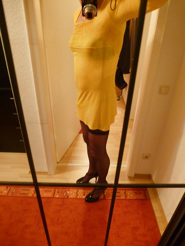 Gelbes Kleid, Halterlose, High Heels #23237494