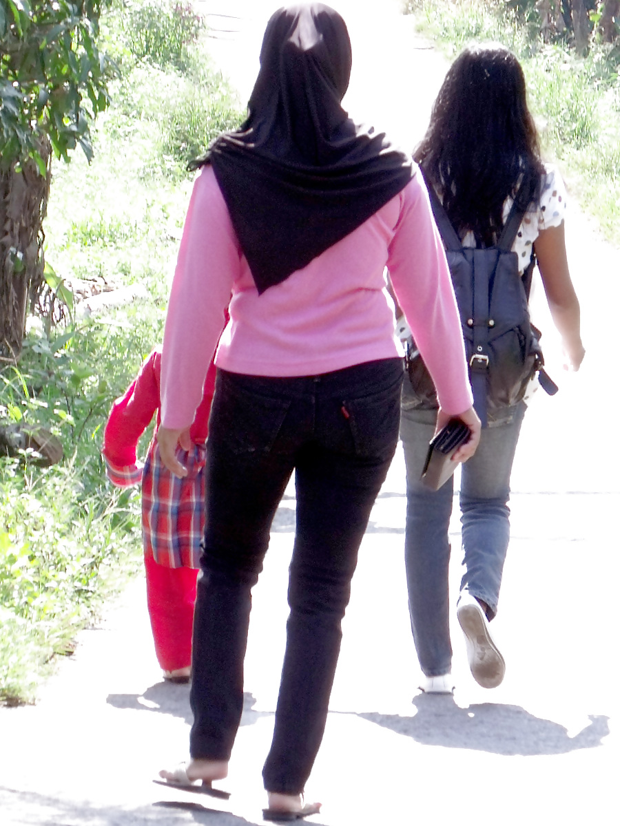 Sexy Mädchen In Hijab & Engen Jeans #35164069