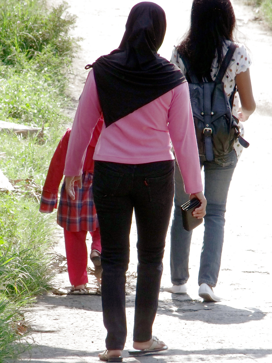 Sexy Mädchen In Hijab & Engen Jeans #35164075