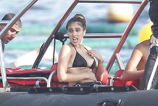 Lourdes leon (figlia sosia di madonna)
 #25076733