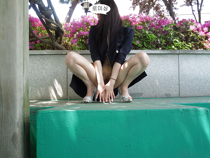 Koreanisches Mädchen In Der Öffentlichkeit Zu Blinken #37084924
