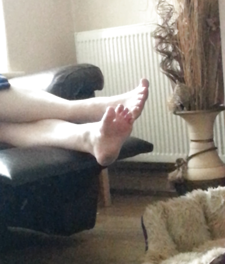 友達のお母さんのセクシーな足と足の裏 
 #24069488