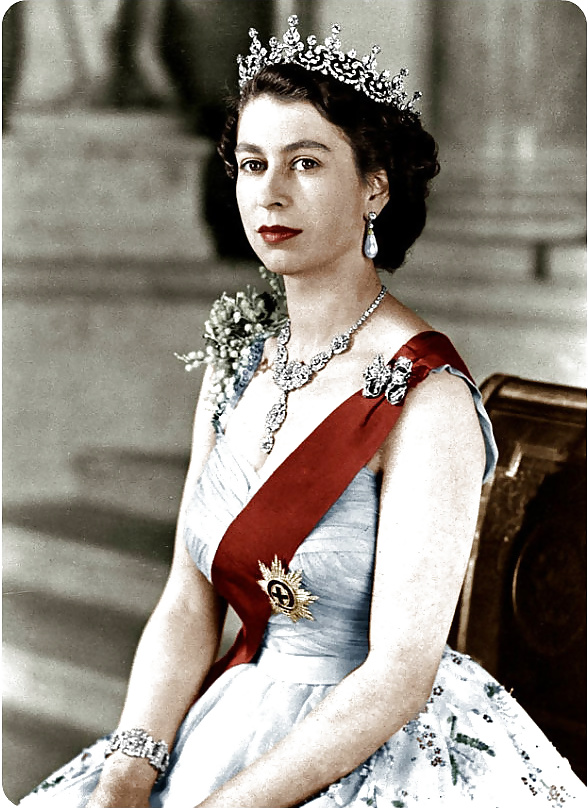 Reina con algunas tetas
 #32760740