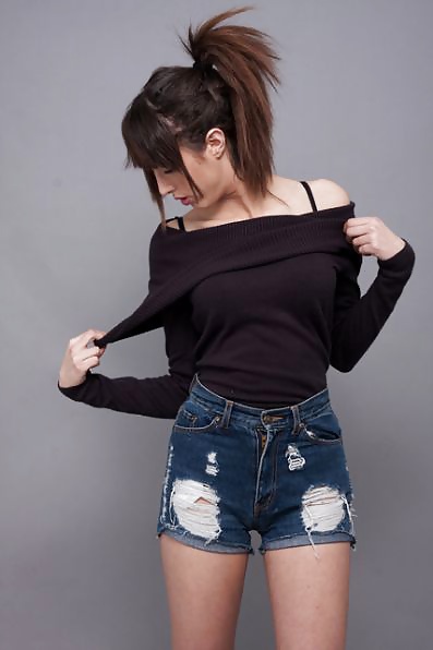 Israeli Modelle In Kurzen Hosen Und Enge Jeans #39739181