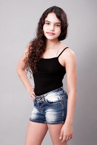 Modelos israelíes en pantalones cortos y vaqueros ajustados
 #39739284