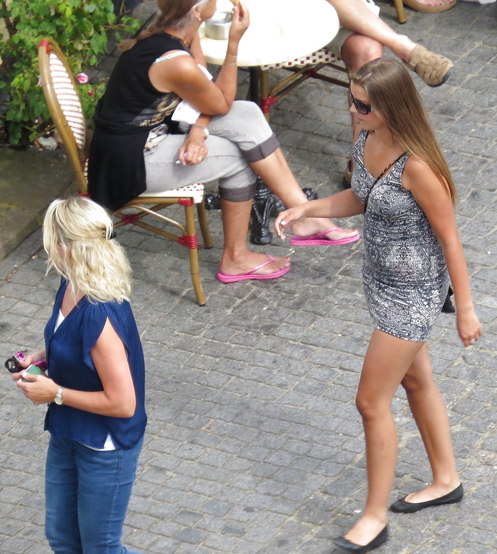 Sexy pulcini diffonde gioia nel paesaggio urbano. estate del 2014.
 #40563780