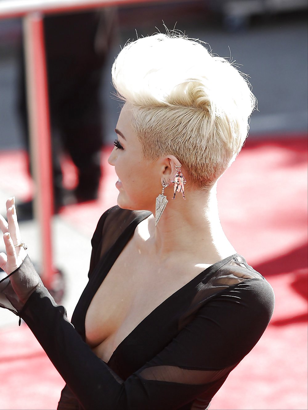 Giantess Miley Wears Her Slaves as Jewelry #36600517