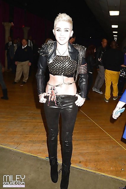 Giantess Miley Wears Her Slaves as Jewelry #36600520