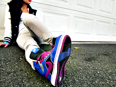Chicas calientes con zapatillas de deporte v
 #39538689